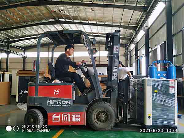 永磁變頻空壓機(jī)7.5KW發(fā)膠州，應(yīng)用于橡膠和塑料行