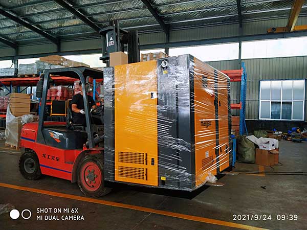 雙級(jí)壓縮永磁變頻空壓機(jī)75KW發(fā)貨萊西，應(yīng)用于橡